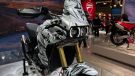 Im Jahr 2022 feierte Ducati sein Debüt in der Welt der Maxi-Enduros mit der Einführung der DesertX, die über ein 21-Zoll-Vorderrad verfügt. Jetzt präsentiert Ducati auf der EICMA 2025 eine Vorschau auf die neue DesertX. 