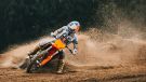 KTM startet 2027 mit seiner legendären Motocross-Modellreihe neu durch – kraftvoller denn je, mit markantem Design und frischem Racing-Spirit.