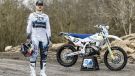 Billy Bolt vom Husqvarna Factory Racing Team wird beim Red Bull Erzbergrodeo 2026 nicht an den Start gehen, da er sich weiterhin von einer Handverletzung erholt, die er sich vor dem zweiten Lauf der FIM Hard-Enduro-Weltmeisterschaft, dem Extreme XL Lagares, zugezogen hat.