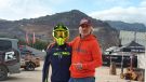 Für das Red Bull Erzbergrodeo kommt der Firmeninhaber Johannes Reiberger von XAJO persönlich vorbei - sein Mitarbeiter hat bereits auf ihn gewartet.