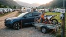 Enduro im Hänger, E-Auto davor: So klappt die Anreise zum Event ohne Lade-Stress!