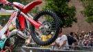 Damit du bestens vorbereitet im rumänischen Dickicht stehst, hat auner die besten Tipps von echten Hard-Enduro-Insidern für optimale Bereifung, Bike-Schutz, deine Gear und das beste Paddock-Equipment zusammengestellt.