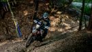 Dieter Rudolf hat bei der Red Bull Romaniacs 2026 eindrucksvoll bewiesen, dass Hard Enduro nicht zwangsläufig auf einem leichten Einzylinder beginnen und enden muss. Der Niederösterreicher stellte sich der härtesten Herausforderung der Adventure-Klasse mit einer KTM 890 Adventure R.