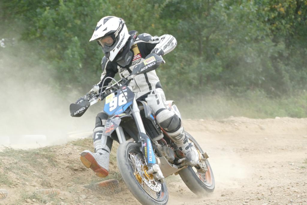 Der 13-jährige Jakob Rosenthaler konnte auch auf der tschechischen Supermoto-Rennstrecke in Cheb einen großartigen Jugend-ÖMTagessieg feiern.