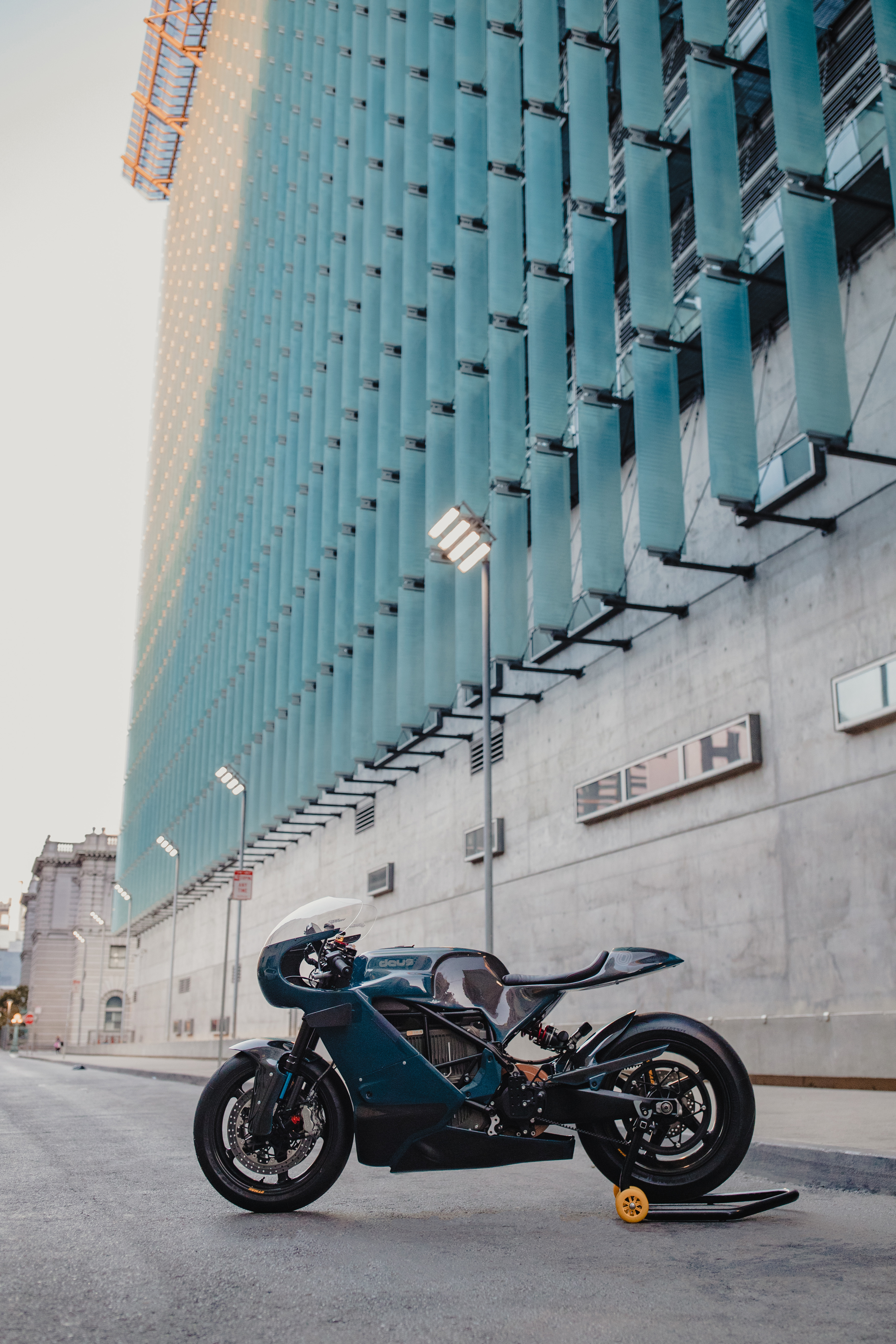 Zero Motorcycles und Deus ex Machina entwerfen ein Custombike