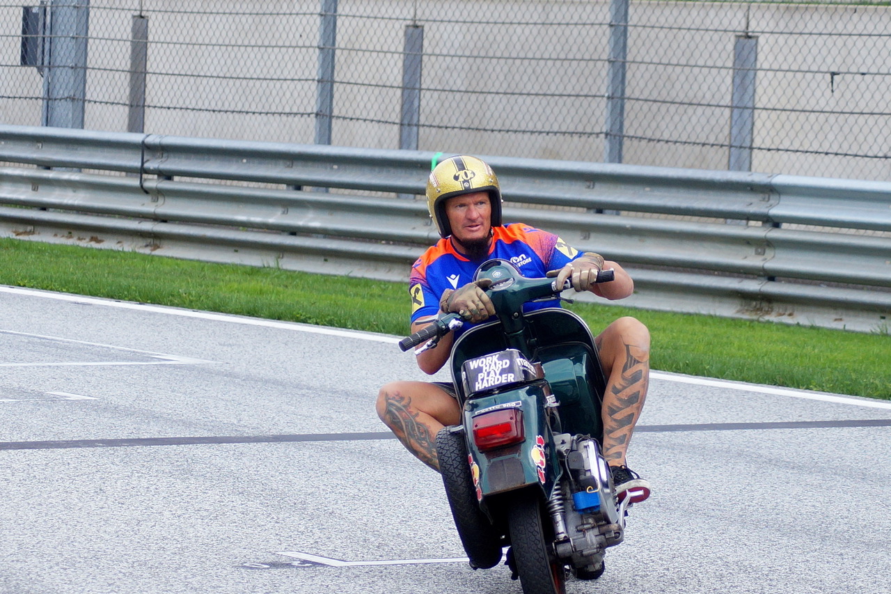 Günter SCHACHERMAYR: neuerlichen Weltrekord des Vespa Stuntmans!