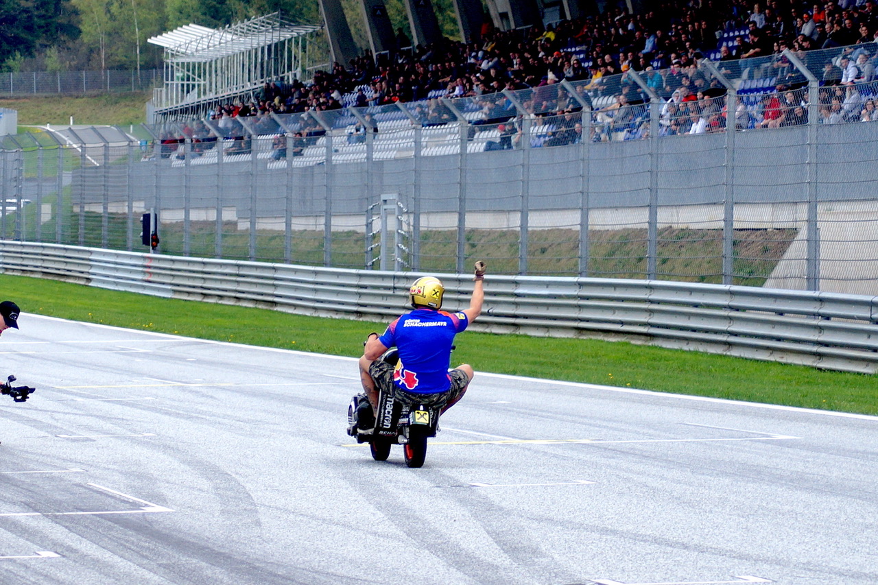 Günter SCHACHERMAYR: neuerlichen Weltrekord des Vespa Stuntmans!