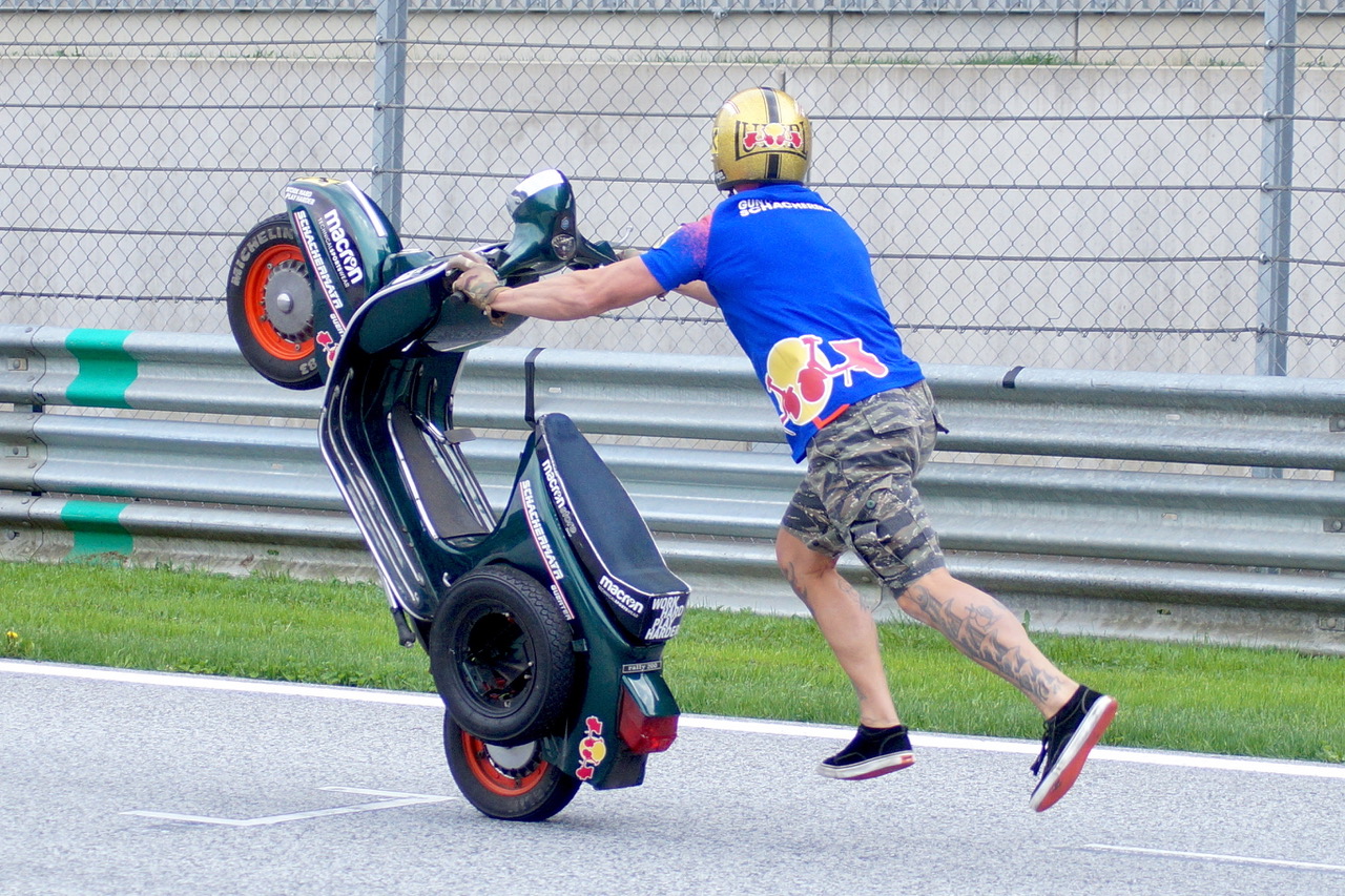 Günter SCHACHERMAYR: neuerlichen Weltrekord des Vespa Stuntmans!