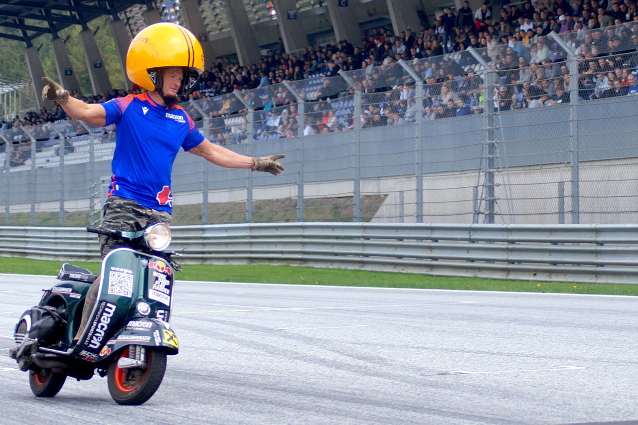 Günter SCHACHERMAYR: neuerlichen Weltrekord des Vespa Stuntmans!