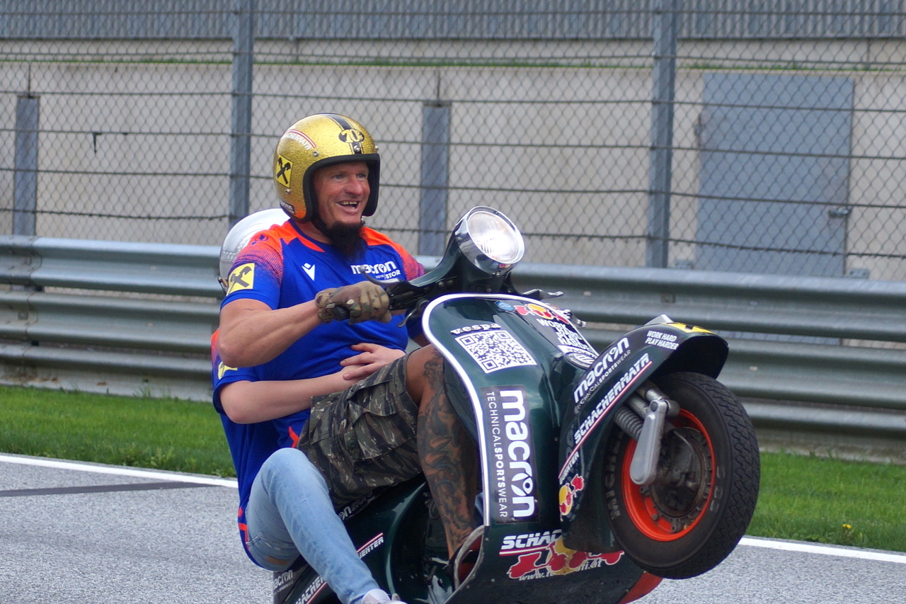 Günter SCHACHERMAYR: neuerlichen Weltrekord des Vespa Stuntmans!