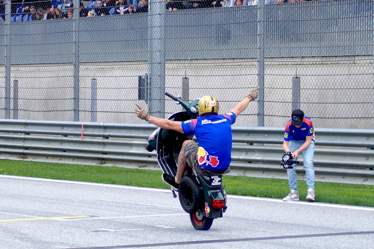 Günter SCHACHERMAYR: neuerlichen Weltrekord des Vespa Stuntmans!