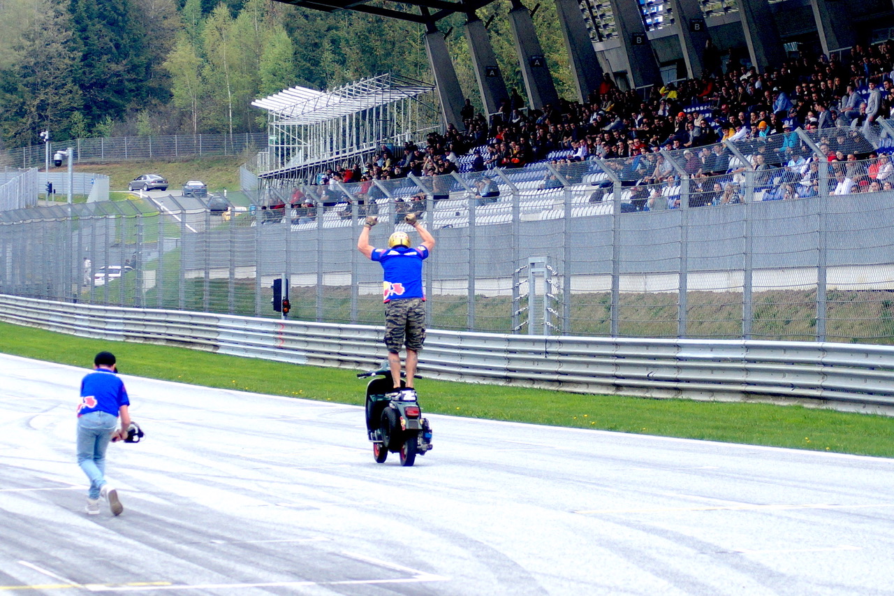 Günter SCHACHERMAYR: neuerlichen Weltrekord des Vespa Stuntmans!