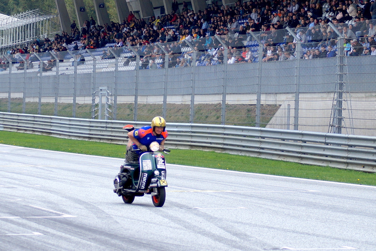 Günter SCHACHERMAYR: neuerlichen Weltrekord des Vespa Stuntmans!