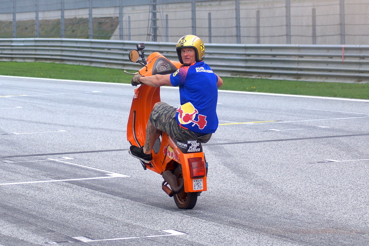 Günter SCHACHERMAYR: neuerlichen Weltrekord des Vespa Stuntmans!