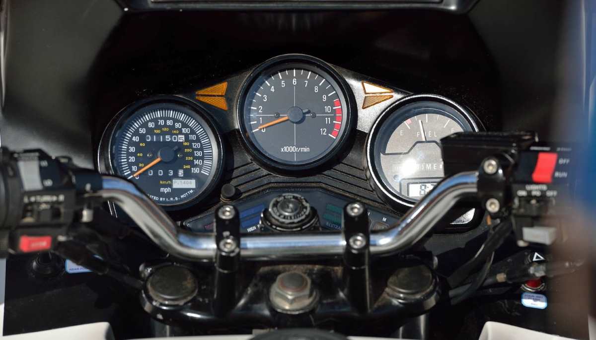 Jap, die Instrumentierung, war auch von einer Yamaha XJ900 und das mit gleichem Durchmesser, Tachometer, Drehzahlmesser Kraftstoff- und Temperaturanzeige.