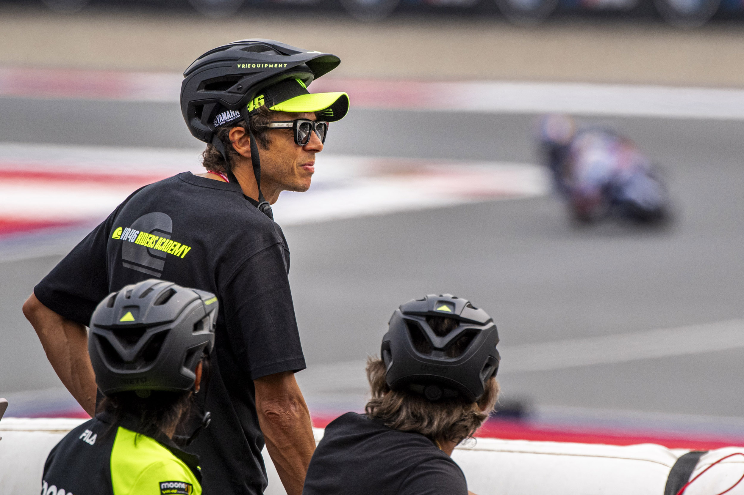 Vale gratuliert Schützling Bezzecchi zur Trainingsbestzeit