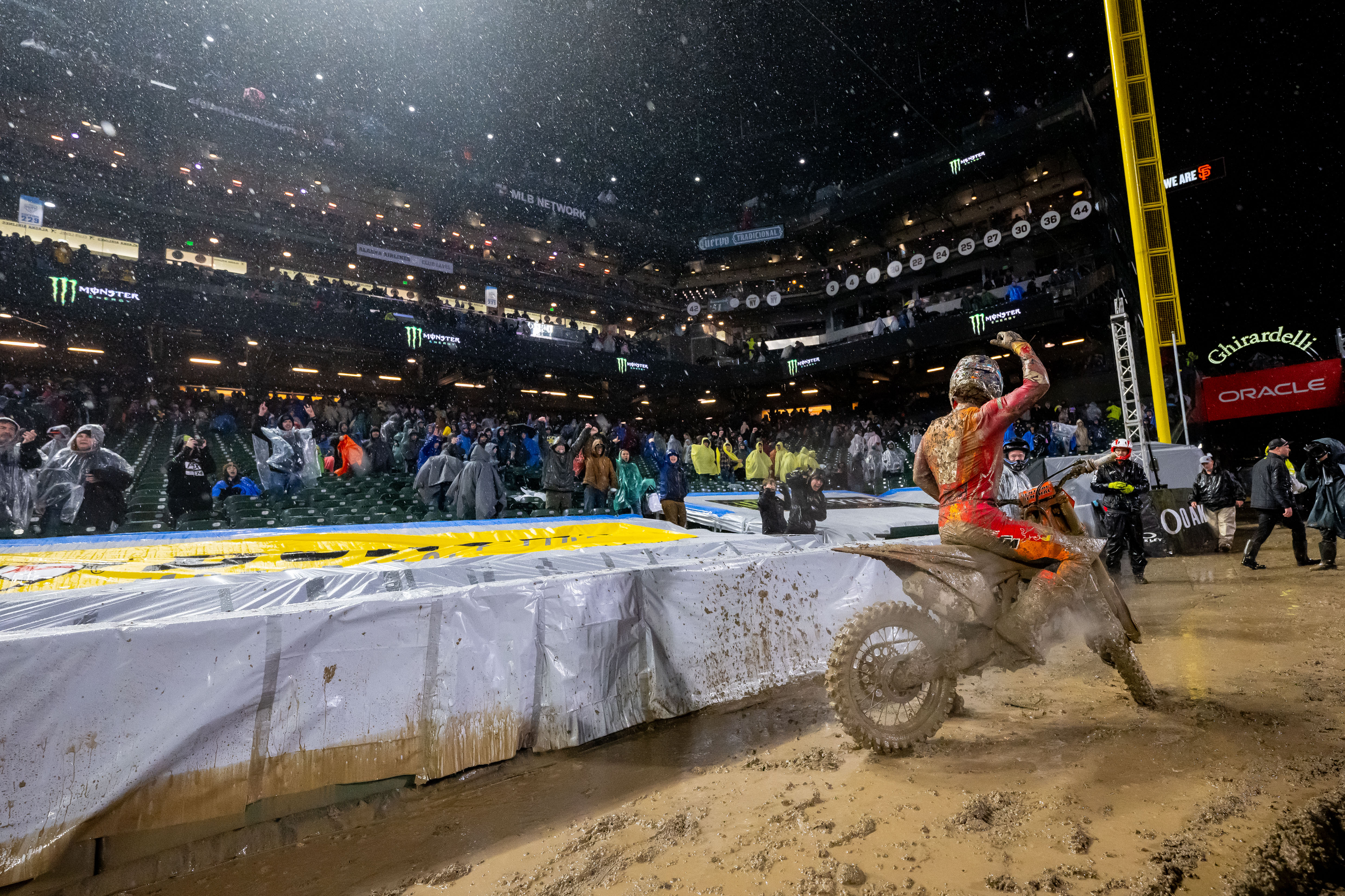 AMA Supercross Round2: Chase Sextons erster Sieg mit Red Bull KTM Factory Racing