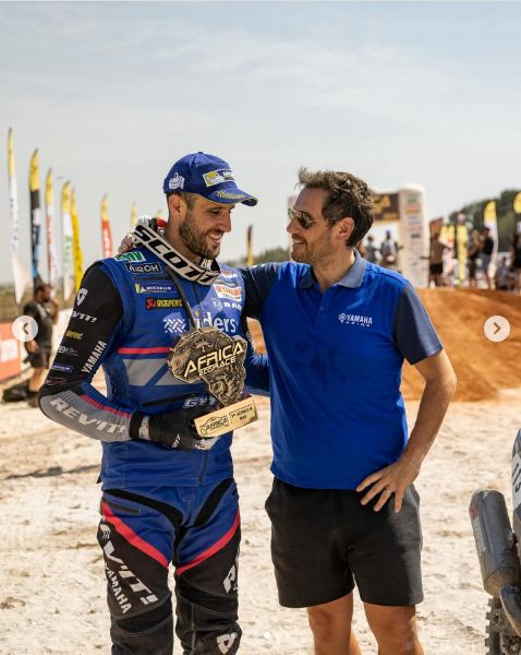Pol Tarres mit Yamaha Tenere am Podium beim Afrika Eco-Race 2024