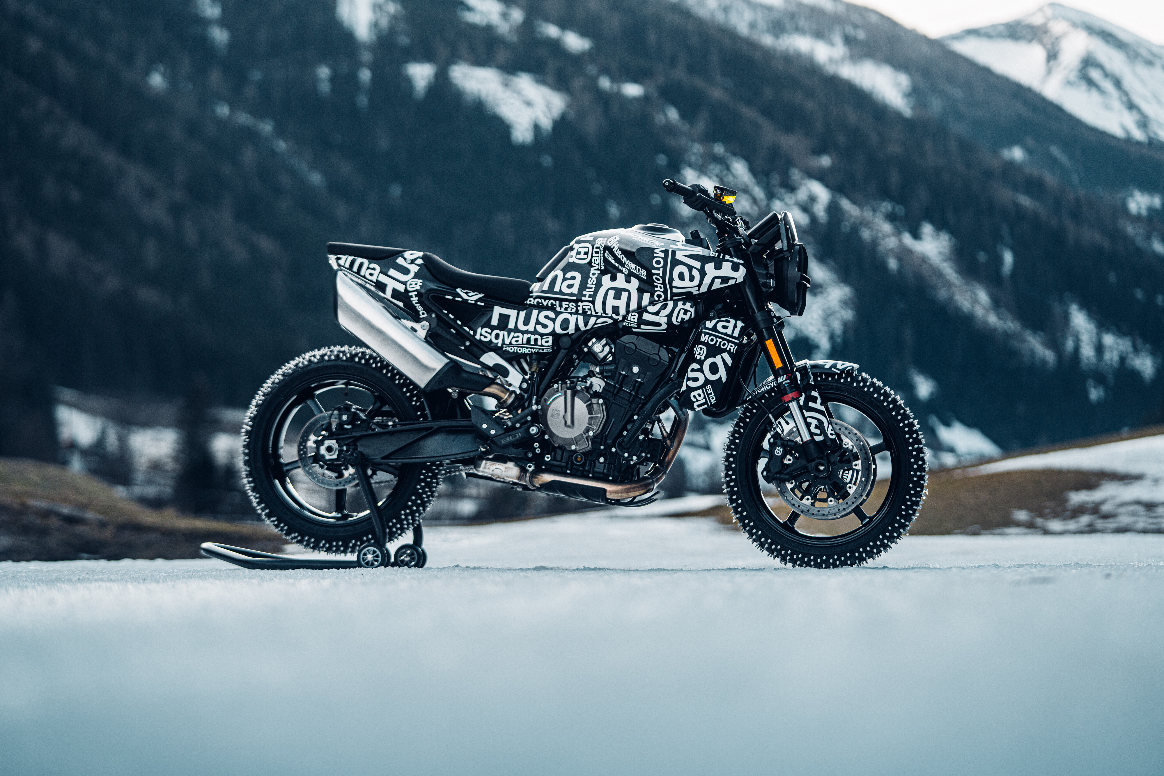 Husqvarna Motorcycles: Svartpilen 801 für 2024