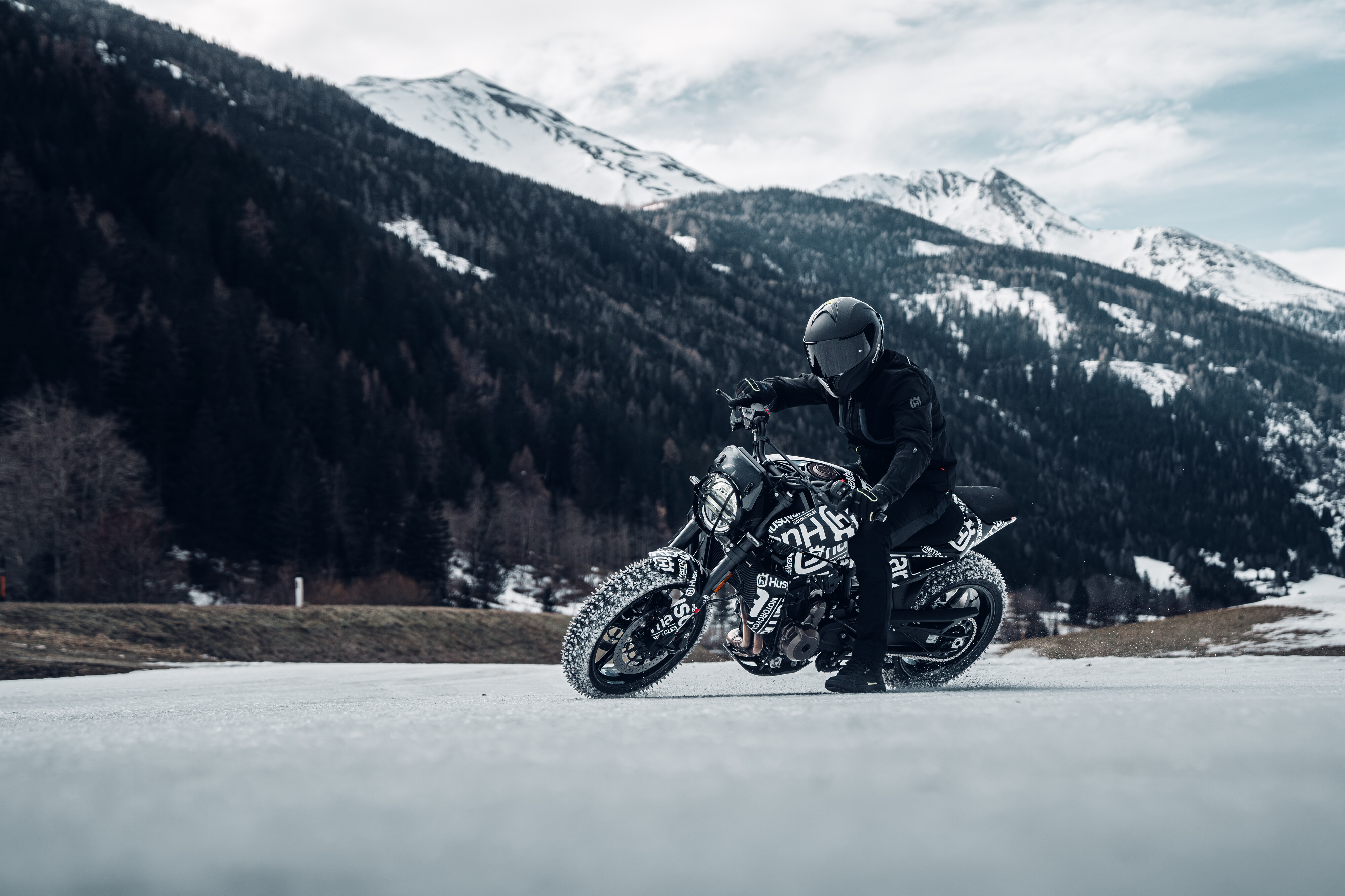 Husqvarna Motorcycles: Svartpilen 801 für 2024