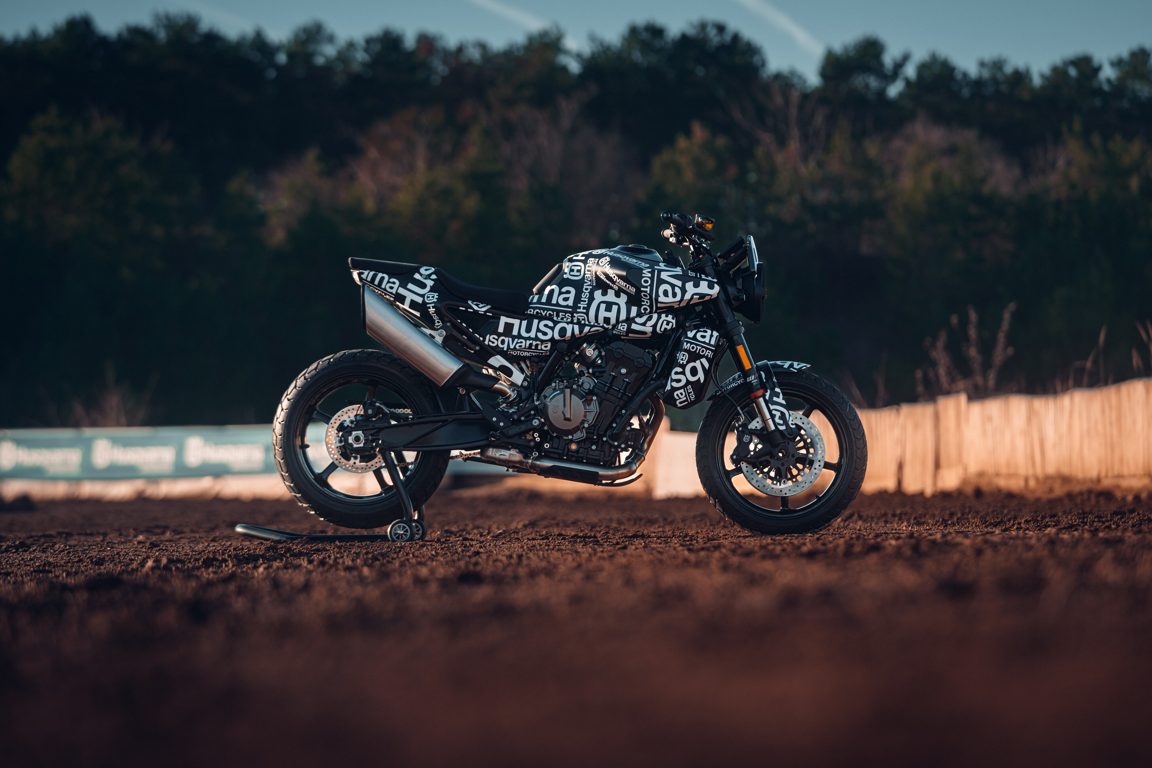 Husqvarna Motorcycles: Svartpilen 801 für 2024