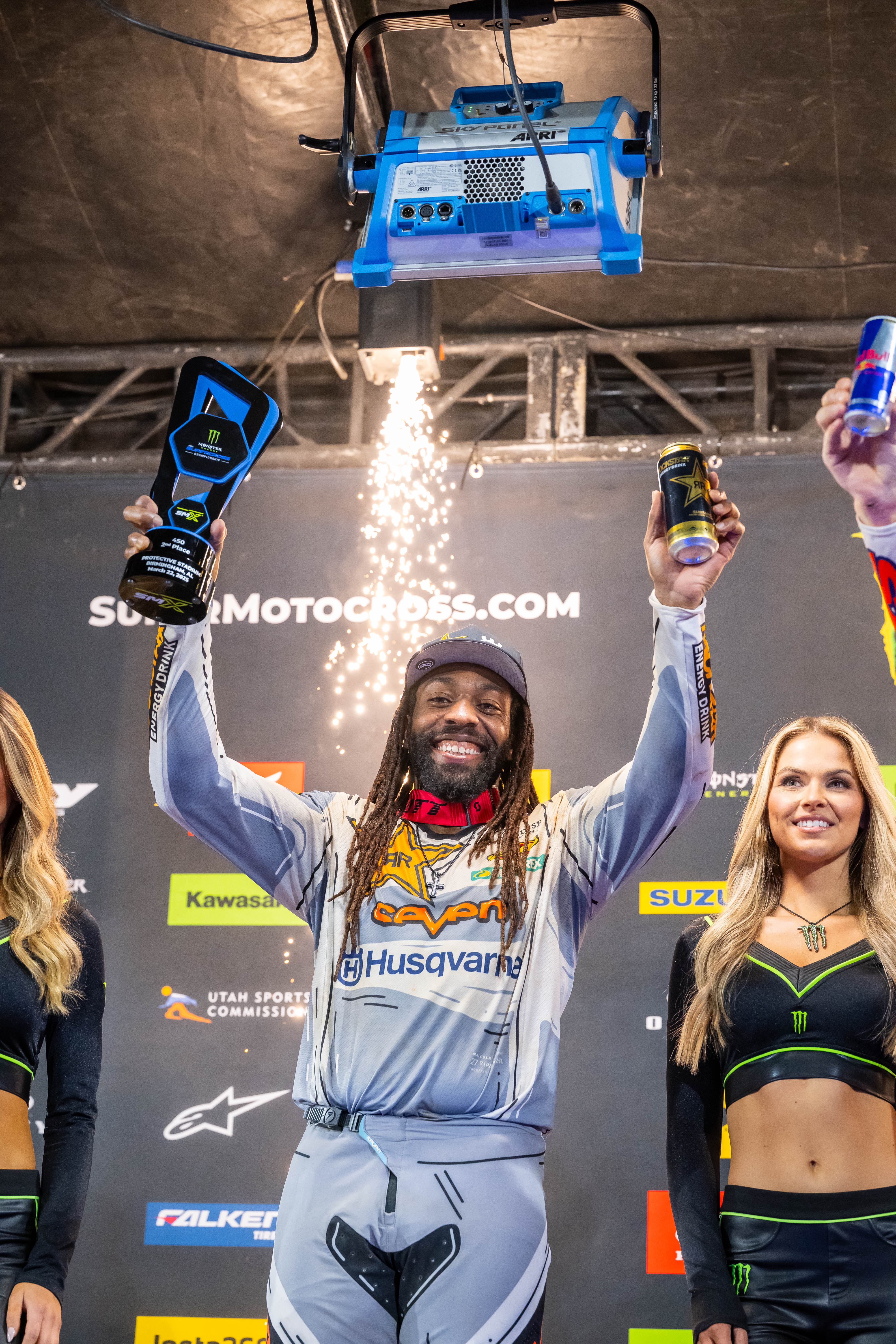 Malcolm Stewart und RJ Hampshire fahren auf das Triple-Crown-Podium
