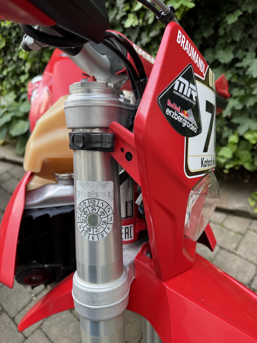 Serienfahrwerk ausreichend um auch Amateure zufrieden zu stellen!