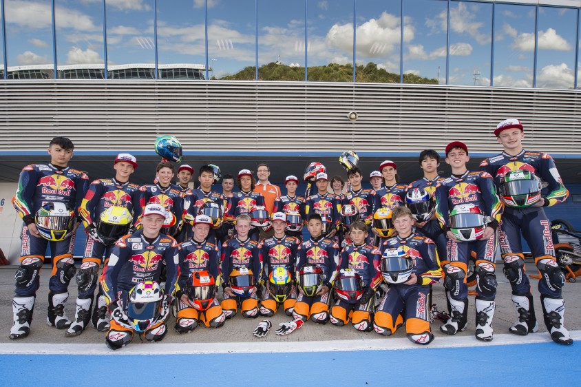 06schu17_red_bull_motogp_rookies_cup_2_with_schuberth_sr2.jpg