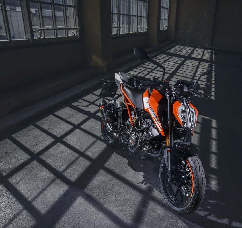 ktm_125_duke_static.jpg