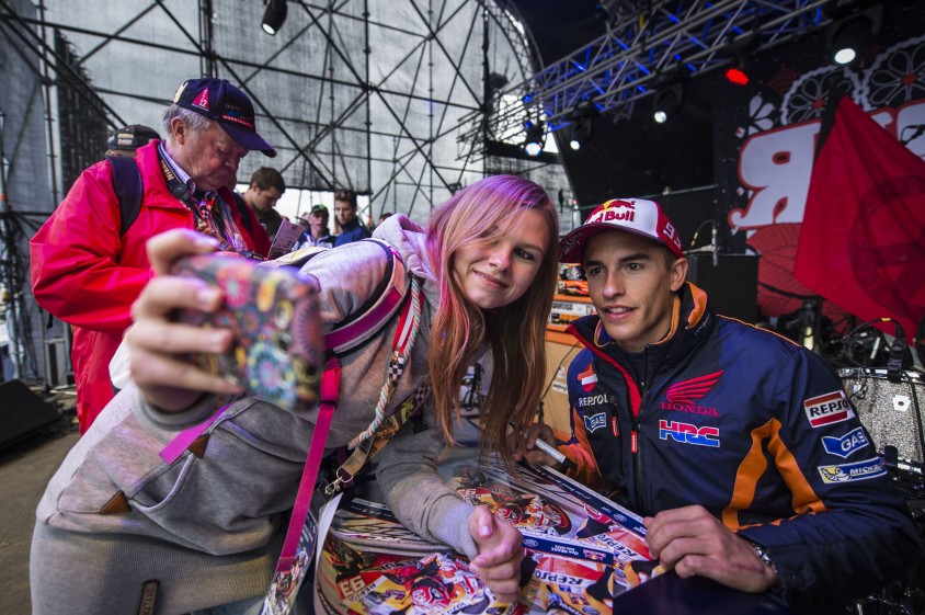 motogp_aut_marc_marquez_autogramme_c_sandro_zangrando_red_bull_content_pool.jpg