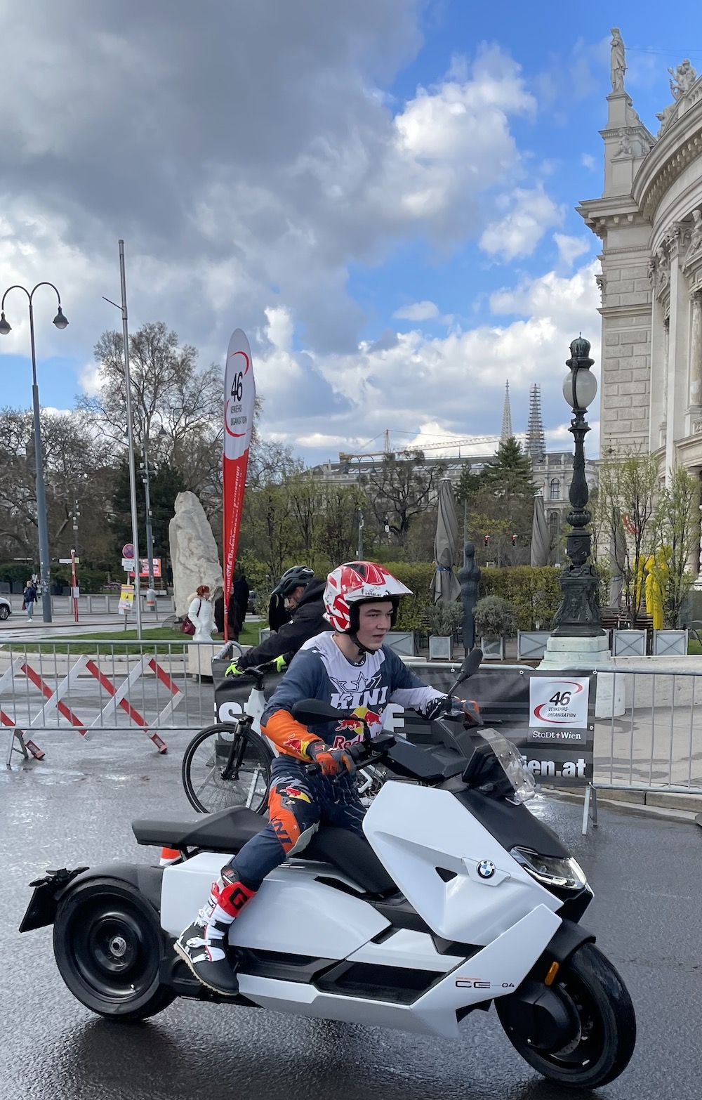 BMW CE 04 Stromroller Safebike Wien Burgtheater 