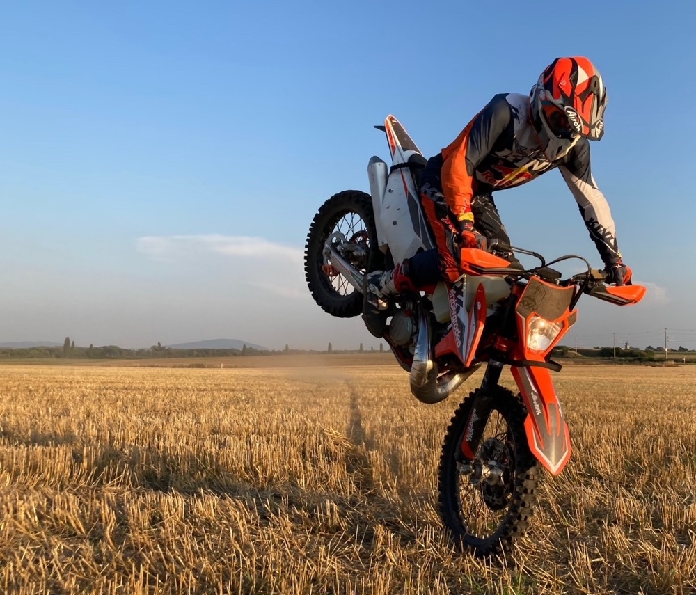 Philipp Schmidt mit dem Clake Doppelkolben Kupplung Hinterradbremsen Test  von Schruf Motorrad