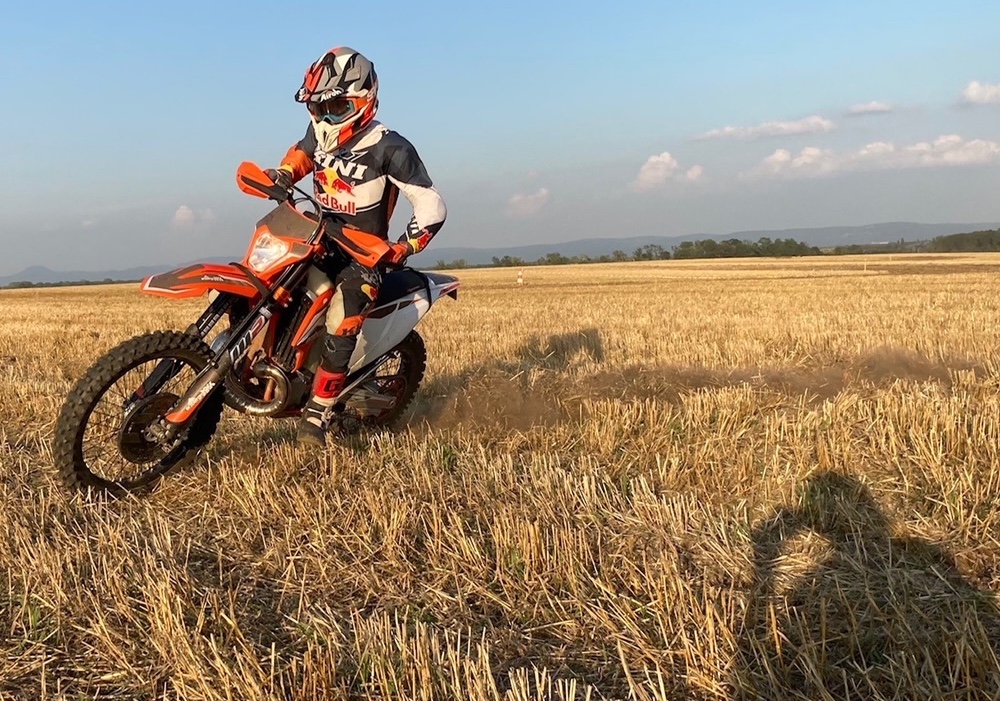 Philipp Schmidt mit dem Clake Doppelkolben Kupplung Hinterradbremsen Test von Schruf Motorrad