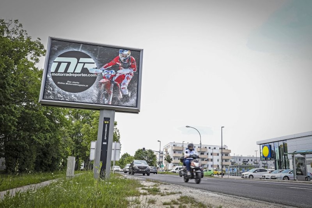 Mit knapp 17.500 Plakatstellen, über 1.000 Citylight- und 1.000 Posterlightflächen sowie 30 Bigboards und mobilen Werbeflächen garantiert unser Unternehmen höchste Präsenz in ganz Österreich. 