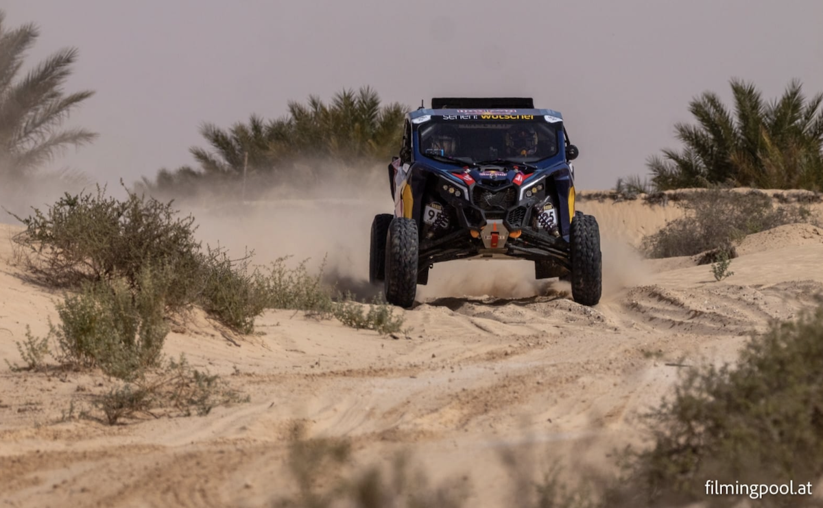 Matthias Walkner mit Oasis Rallye - Organisatoren Hannes und Heinz Kinigadner in bester Gesellschafft