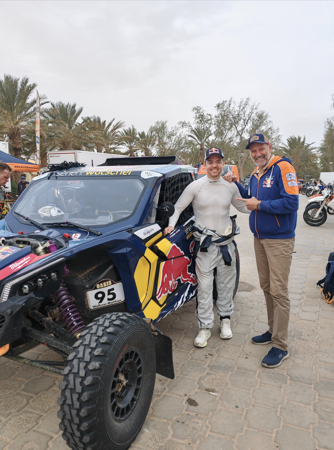 Matthias Walkner mit Oasis Rallye - Organisatoren Hannes und Heinz Kinigadner in bester Gesellschafft