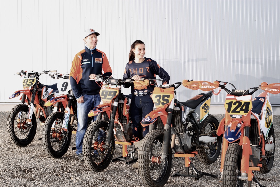 Flattrack Training mit Motorrad-Schruf