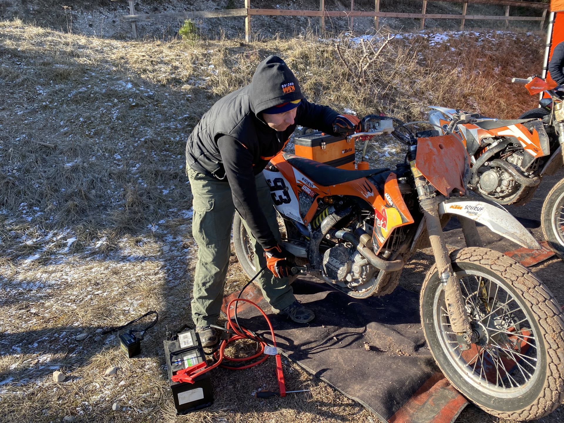 Hanson Schruf mit der 100 Amp. Starterbatterie um die Flattrack Bikes zum laufen zu bringen.