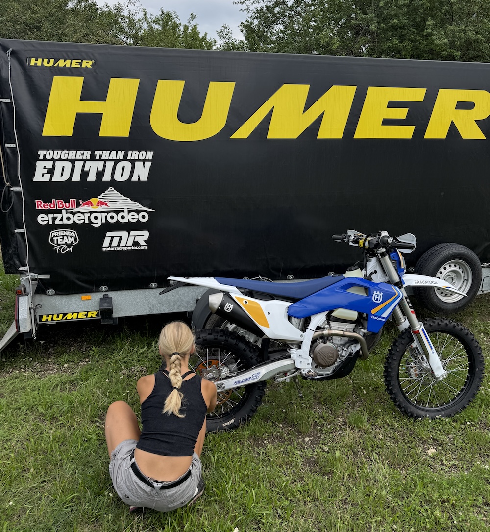 Husqvarna TE 250 Heritage vor dem HUMER Anhänger mit Bewunderung begutachtet ;) 