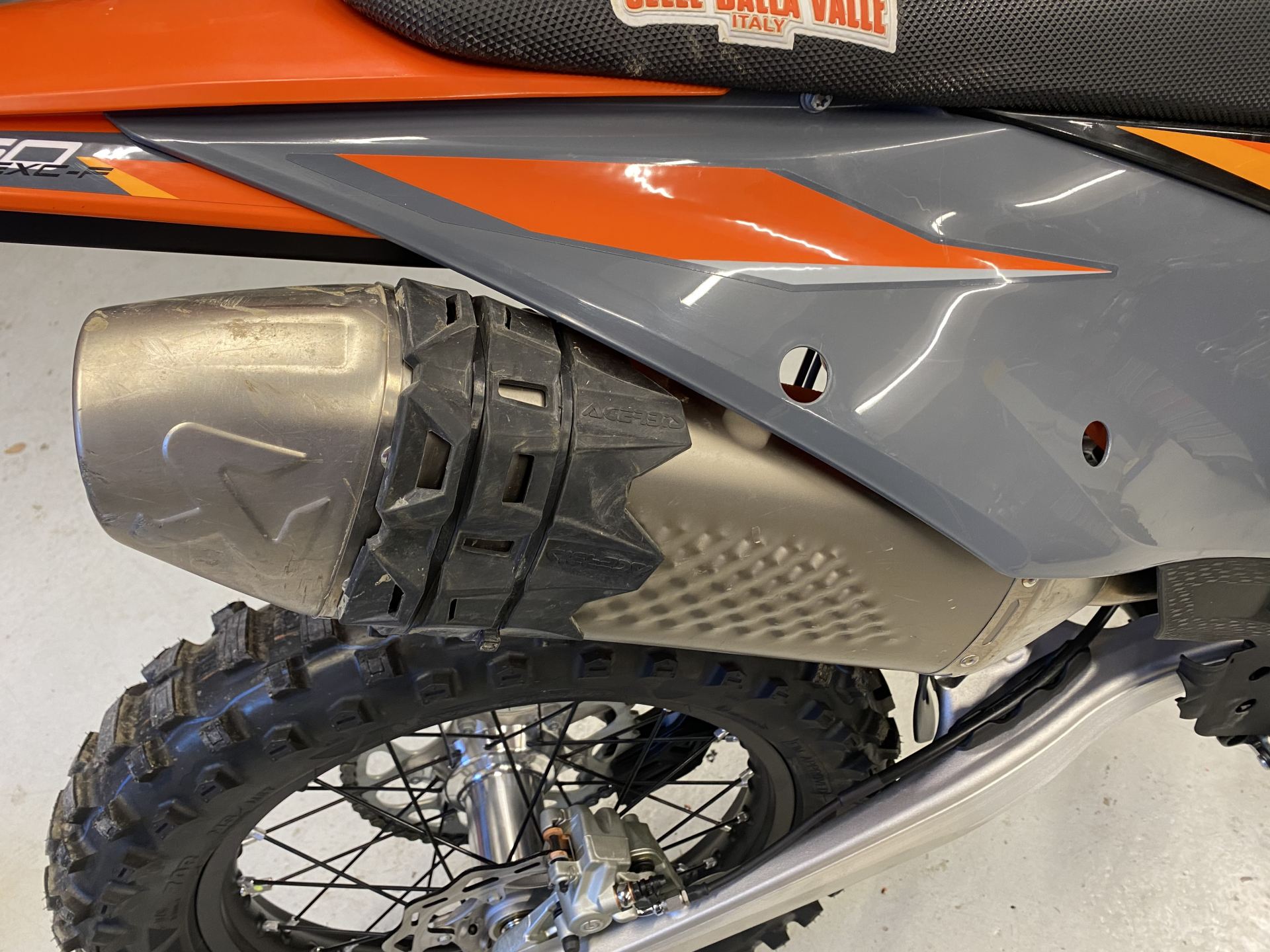 Acrapovic Auspuff mit Acerbis Schutz