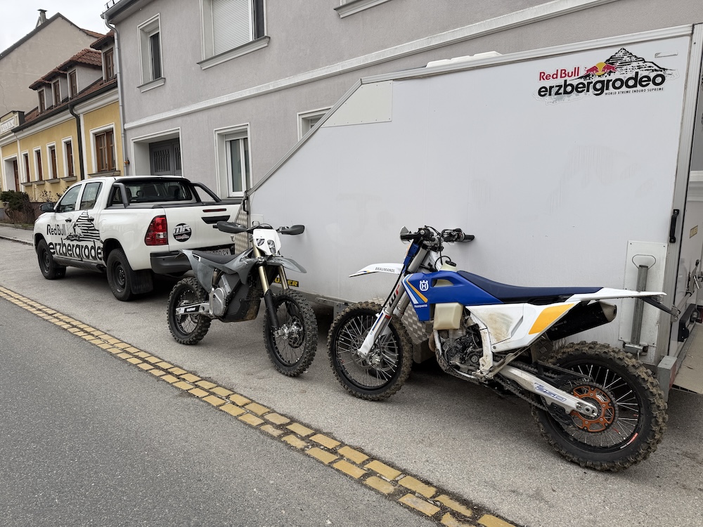 Stark Varg EX Enduro & Husqvarna TE 250 Heritage Fuhrpark Red Bull Erzbergrodeo mit HUMER Anhänger