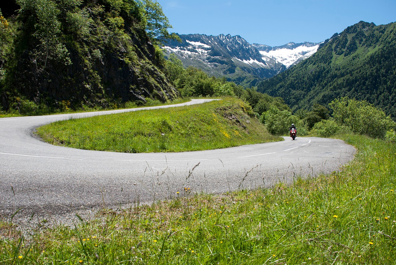 pixabay.de © dendoktoor CCO Public Domain Anspruchsvolle Strecken mit zahlreichen Serpentinen in wunderschöner Landschaft sind das Highlight für viele Motorradreisende.