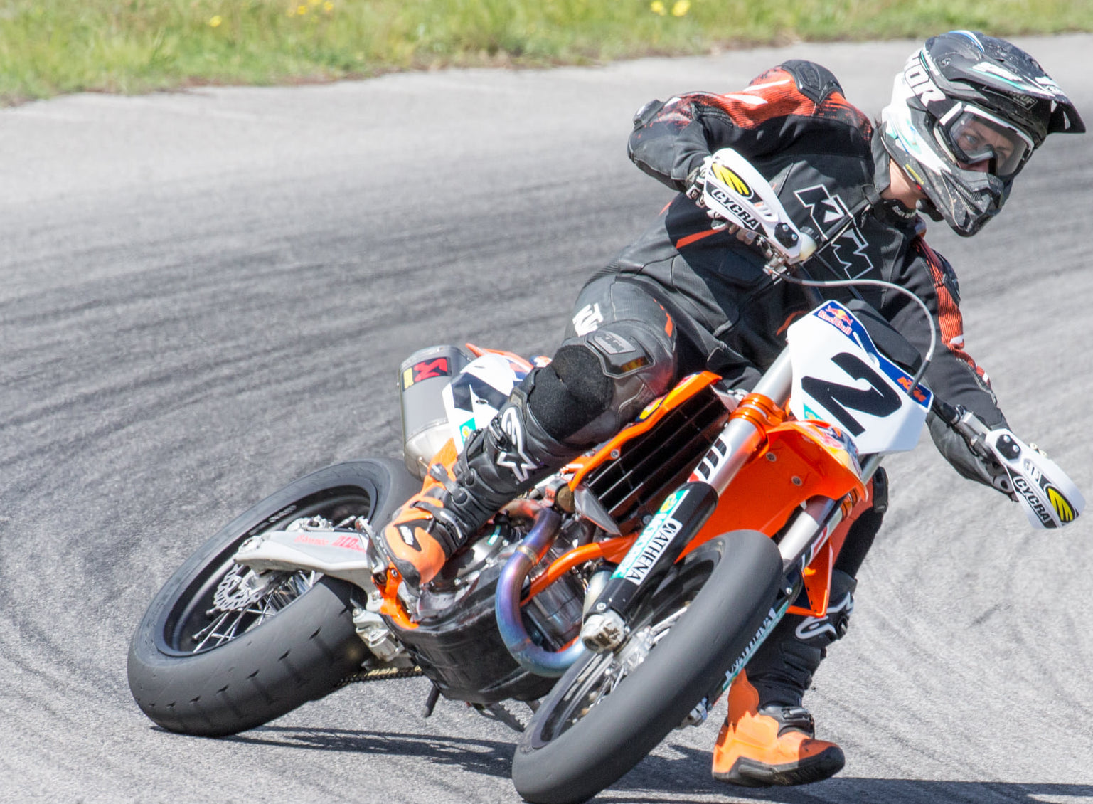 Yasmin Poppenreiter - Austrian Flattrack aber auch Supermoto Lady