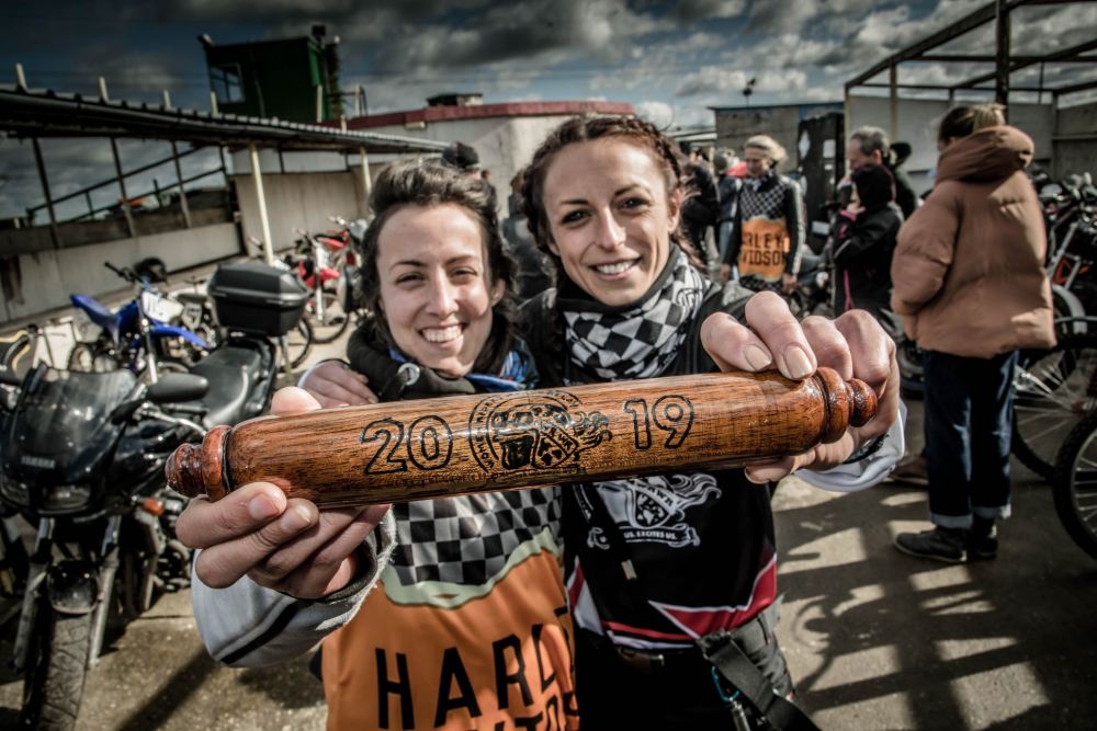 16.000 Frauen feiern den Start der ersten weiblichen Motorradstaffel rund um die Welt