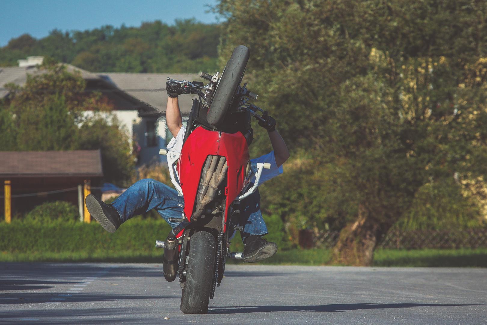 Wie man es sich als Biker mit den Nachbarn verscherzt – Ein Anti-Ratgeber