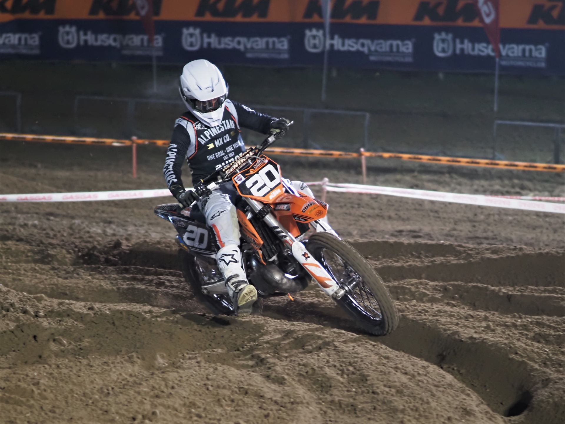 Night Race 2022 – Ein einzigartiges Motocross-Spektakel unter Flutlicht !