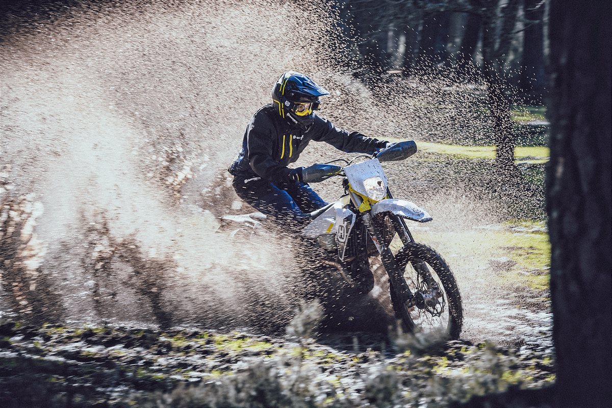 HUSQVARNA: Motorcycles präsentiert die Enduro-Modellpalette 2022