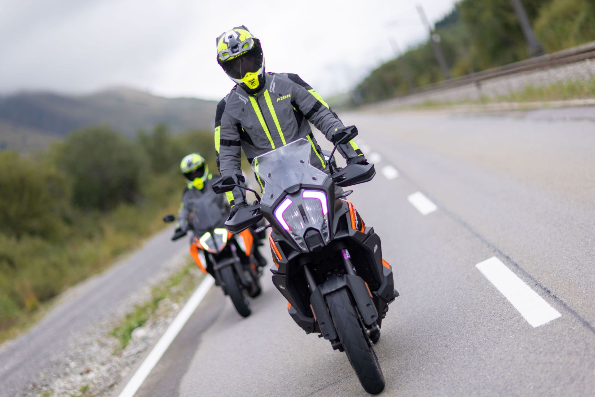 KLIM Motorradkleidung: Entspannt durch den Herbst, mit der Latitude Touring-Kombi von KLIM