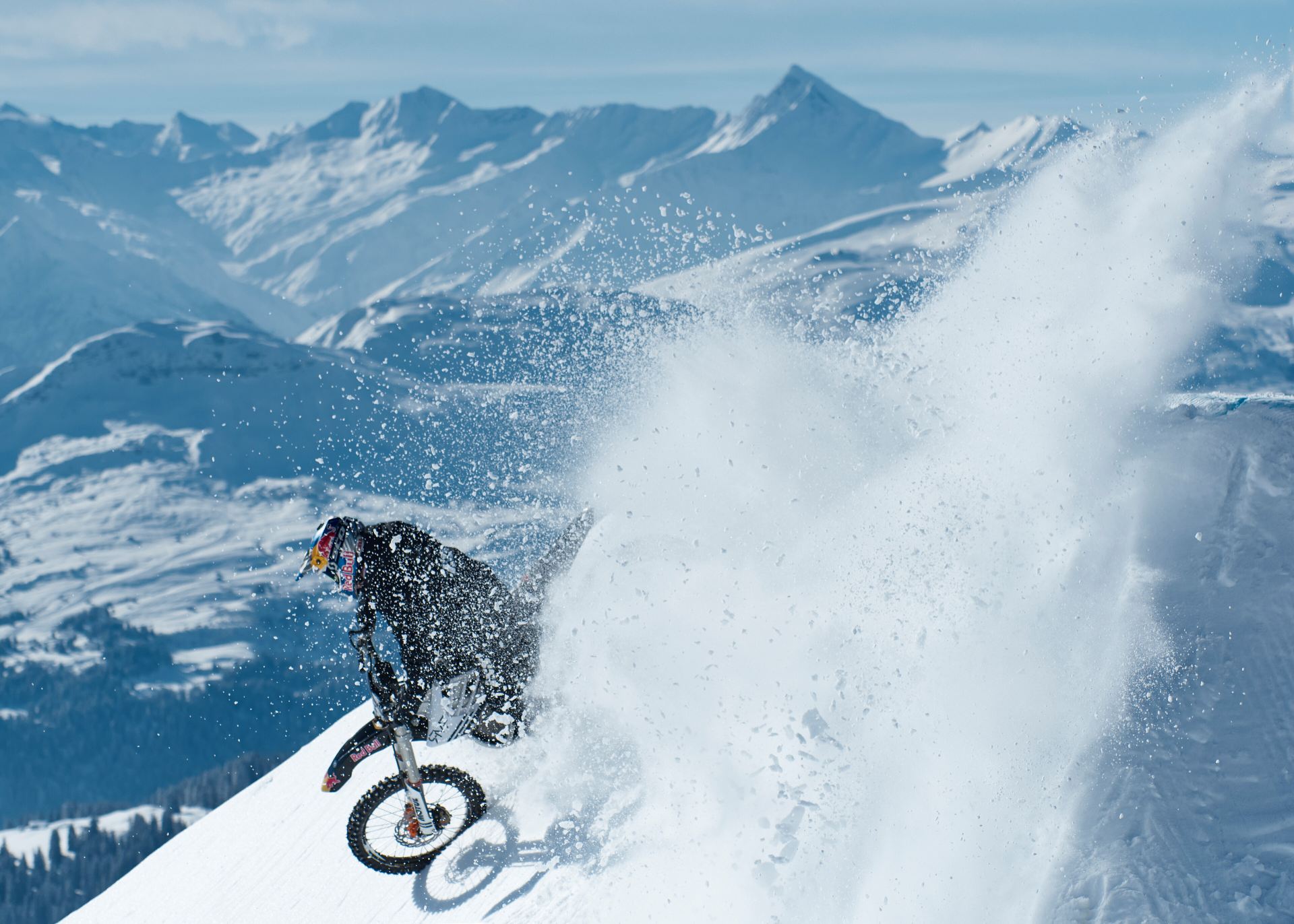 Red Bull X-Fighter-Champion meistert Hindernisse auf elektrobetriebenem Fahrrad !