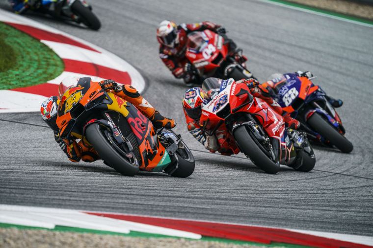 Oliveira stürmt in MotoGP-Nervenschlacht zum KTM Heimsie